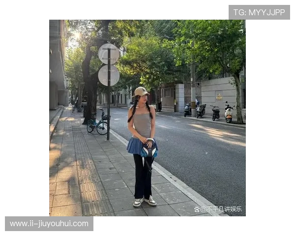 足球场上微胖女生自信亮相展现活力与魅力的独特头像设计